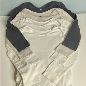 H&M long sleeve onesies. 4piece lot. 3-4 yrs size
